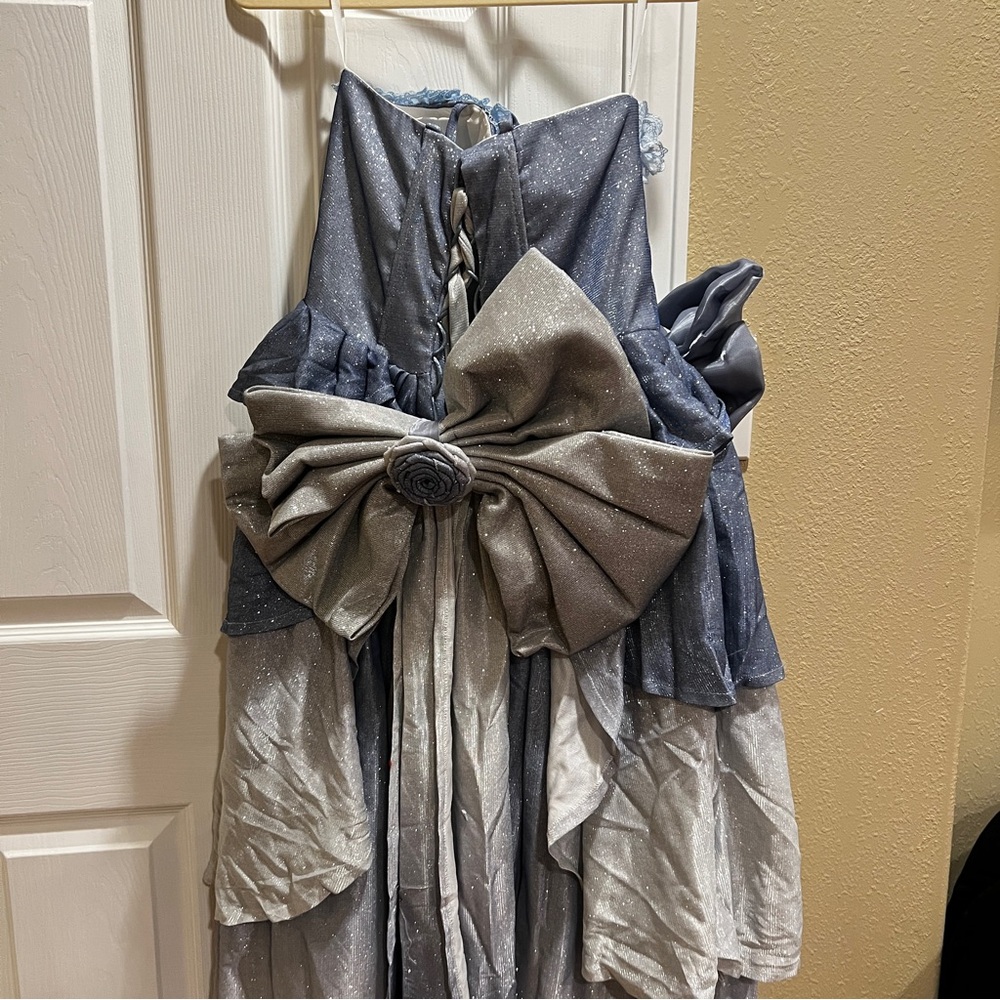 Elegant Blue Gown with Floral Accents - Picture 9 of 10